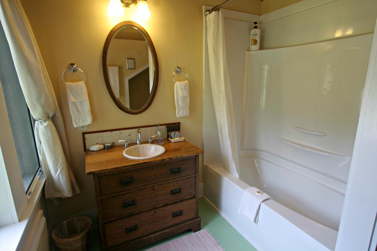 Kangaroo House Bed & Breakfast Eastsound Екстер'єр фото